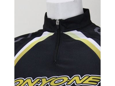 ハーフZIPが適度な温度調整を可能にします。