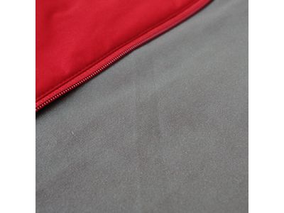 赤外線(太陽光など）を吸収する発熱効果、その発熱した熱を保つ蓄熱効果のある素材。