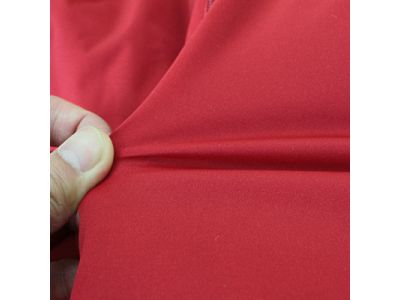 防風・撥水でありながらストレッチ性のある運動性、快適性を向上させた素材。