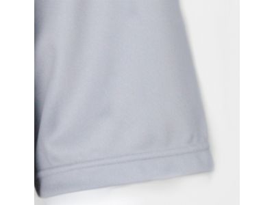 袖部分は、細かい杢グレーを昇華プリントで表現し、機能素材でありながらどこか落ち着く雰囲気に。