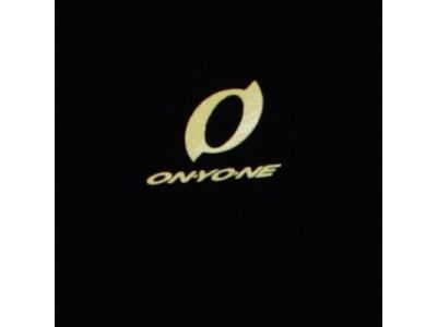 シンプルなゴールドのブランドロゴがクラシカルな雰囲気に。