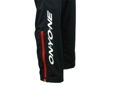 右足に大型ONYONEロゴとファスナーカラー（赤）を採用。