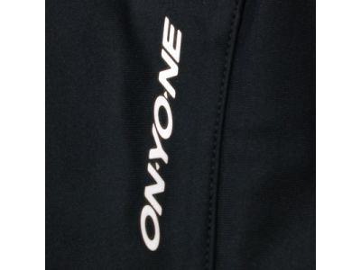 右足太股付近にONYONEロゴ（プリント）セット。