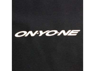 左足中央付近にONYONEロゴ（プリント）セット。