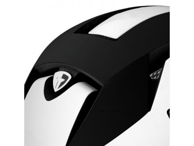 ヘルメット内の空気循環を最大限に高める為に、ベンチレーション形状や位置に研究を重ね、優れた通気性を実現しました。