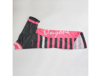 ライディングポジションでの快適性を重視した立体裁断。