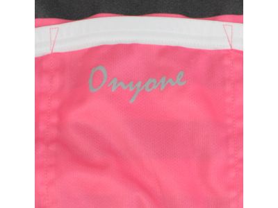 夜間走行時の安全性を考慮して各所へ車のライトに反射して視認性を確保する再帰反射資材を配置しました。