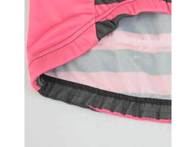 激しい動きの中でもウェア自体のズリ上がりを軽減する為に滑り止めテープを裾裏に採用。