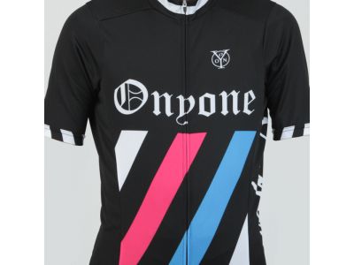 タイトフィットに比べて横幅が2サイズ広い設定になっています。