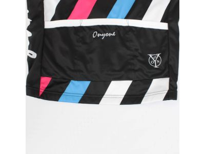 ３バックポケット仕様。走行中の動きや振動でポケットに入れたものが飛び出ないような特殊設計になっています。