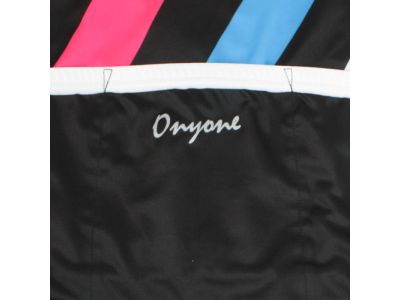 夜間走行時の安全性を考慮して各所へ車のライトに反射して視認性を確保する再帰反射資材を配置しました。