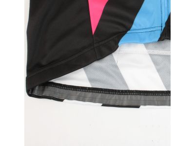 激しい動きの中でもウェア自体のズリ上がりを軽減する為に滑り止めテープを裾裏に採用。