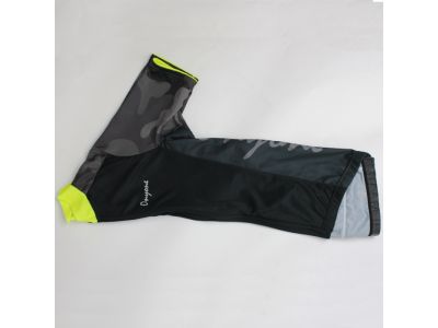 ライディングポジションでの快適性を重視した立体裁断。