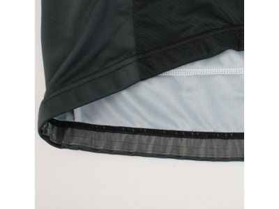 激しい動きの中でもウェア自体のズリ上がりを軽減する為に滑り止めテープを裾裏に採用。