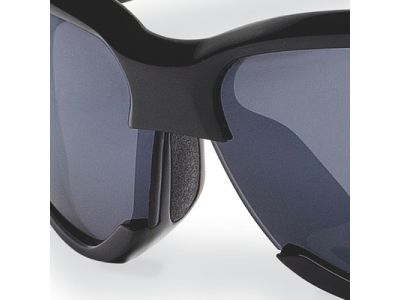 アクティブな動きのなかでもアイウエアがずれないようにテンプルエンド部分に滑りとめゴムが配置されています。