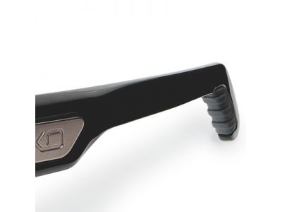 アクティブな動きのなかでもアイウエアがずれないようにテンプルエンド部分に滑りとめゴムが配置されています。