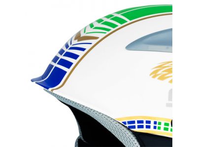 前頭部先がツバ形状になっており、ゴーグル内に雪や雨の侵入するのを軽減してくれる。