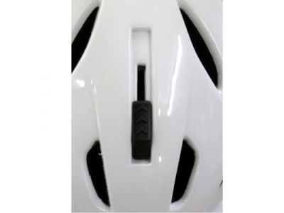 頭頂部に備え付けられた開閉式ベンチレーション、開けた状態ではスムーズに外気を取り込み、ヘルメット後部の排気孔からヘルメット内の湿気や熱気が外に抜けるように設計されている