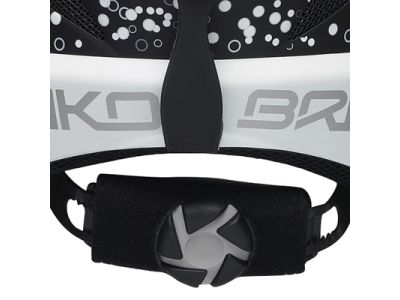 運動中でも簡単にフィッティングを調節することが出来るフィットシステム。