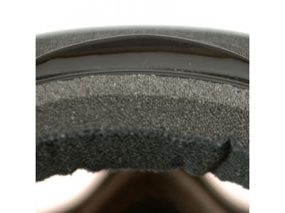 3つの異なる密度のスポンジを重ね合わせることでさまざまな顔の形状条件に高いフィット性を実現。