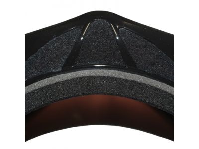 さまざまな顔形状にフィットする3層構造のスポンジ。