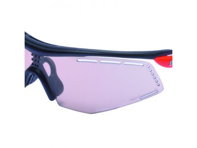 低速でも効率良く通気性を確保することで曇りにくいレンズ状態を保ちます。