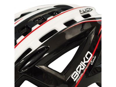 後頭部の安全を確保する事を目的として後頭頂部が高めに設計されています。