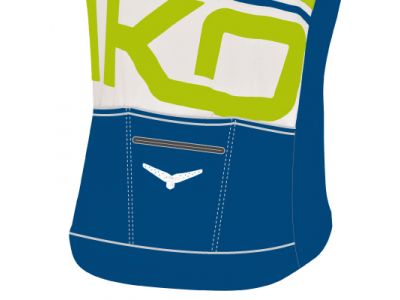 3つのポケットを配置。真ん中のポケットにはジッパー付き。