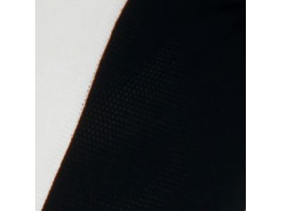 ストレッチ機能を持ったメッシュ素材を採用。