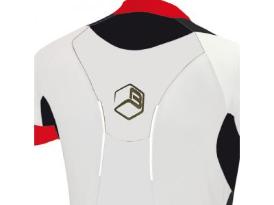 発光素材のロゴプリントを採用し、屋外での視認性を向上させました。