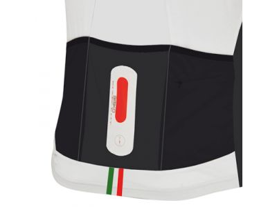 3つのポケットを配置。右のポケットはファスナー付き。