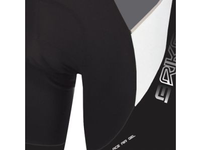 軽量で通気性に優れ、筋肉をサポートしながら動きに自由さを与え、さらに回復力も提供するスポーツ活動に特化して開発された高性能素材。