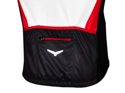 3つのポケットを配置。真ん中のポケットにはジッパー付き。