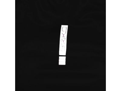 夜間走行時の安全を考慮し、再帰反射ロゴを配置。