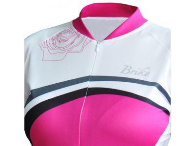 衣服内の湿度調整機能と速乾性を備えた軽量素材を使用し、快適さを追求しました。光沢仕上げにより、鮮やかな色彩も実現。