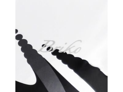 夜間走行時の安全を考慮し、再帰反射ロゴを配置。