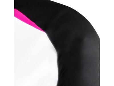 ストレッチ機能を持ったメッシュ素材を採用。