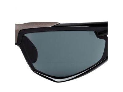 チタニウムを混合させた強化プラスチックを採用。フレームに弾力性を持たせています。