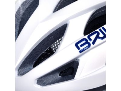 ヘルメット内の空気循環を最大限に高める為に、ベンチレーション形状や位置に研究を重ね、優れた通気性を実現しました。