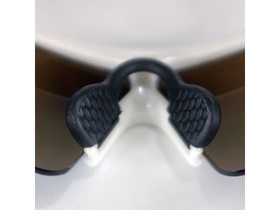 低速でも効率良く通気性を確保することで曇りにくいレンズ状態を保ちます。