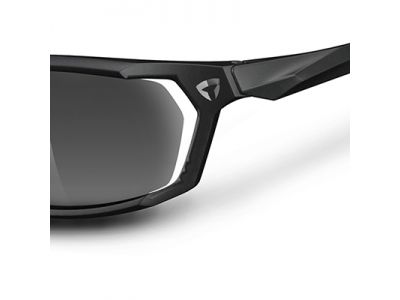 フレームよりもレンズを小さくすることでベンチレーション機能を確保。