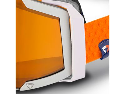 ヘルメット併用時に高いフィット性能を発揮します。