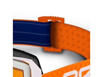 リアバックル付きストラップを採用