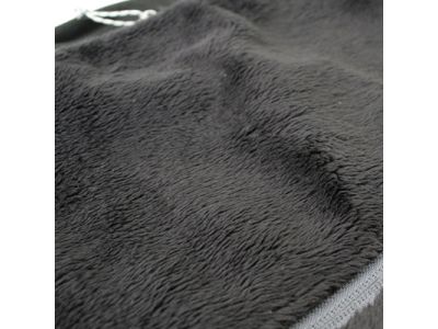 毛足の長い素材が空気の層を作り、保温性を向上させます。