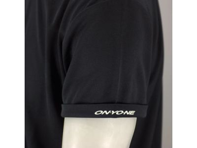 左袖を折り返すとONYONEロゴ（プリント）が現れます。