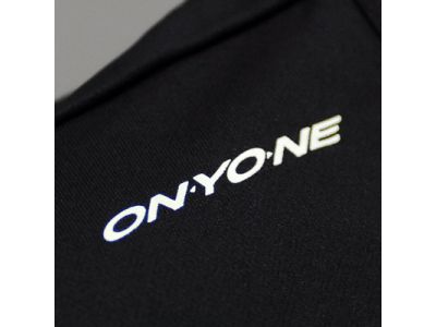 右肩にONYONEロゴ（プリント）。