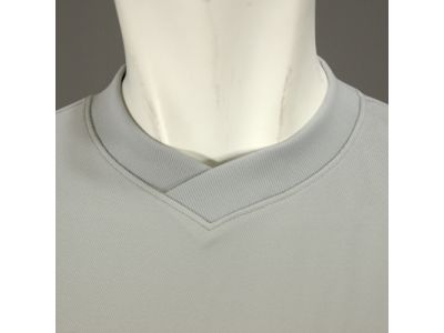 ネックタイプ：Ｖネック。