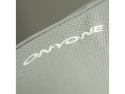 右肩にONYONEロゴ（プリント）。