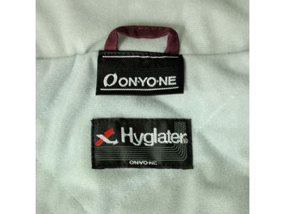 寒さを感じやすい背中部分にハイグレーター起毛トリコットを使用し、保温性をキープします。