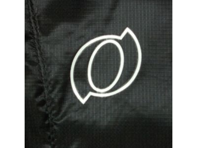 右足上部にオーバルマーク（プリント）。